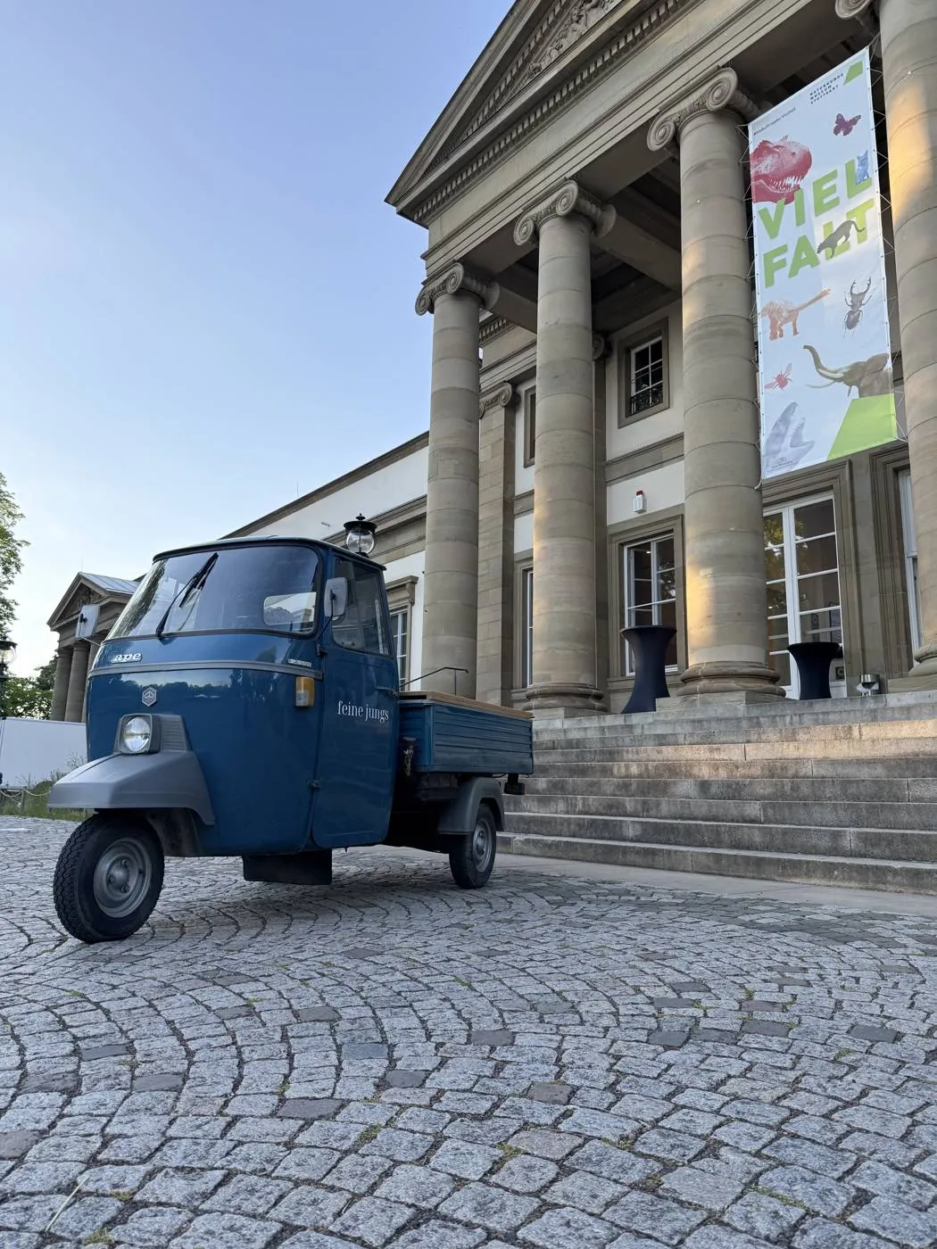 Die feine jungs Ape vor dem Naturkundemuseum Stuttgart