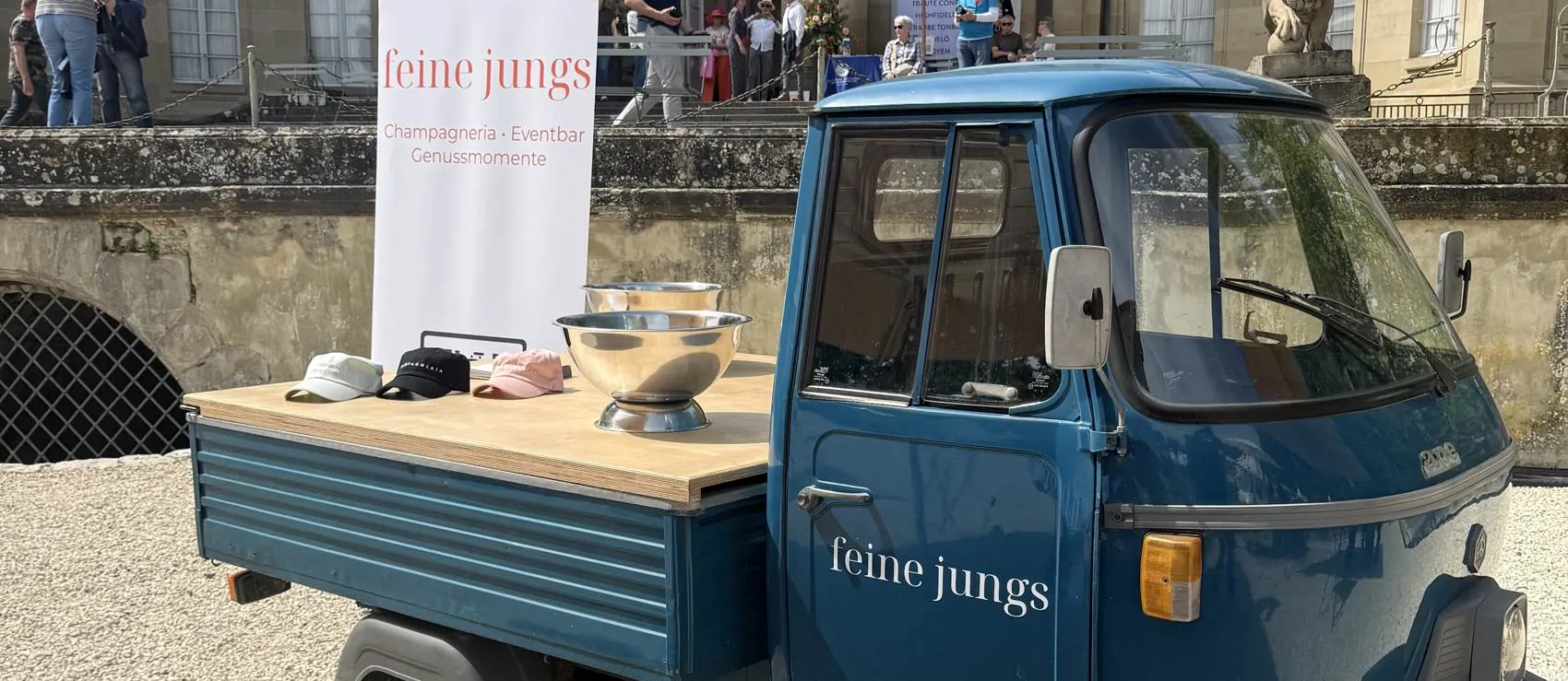 Die feine jungs Ape vor Schloss Monrepos in Ludwigsburg