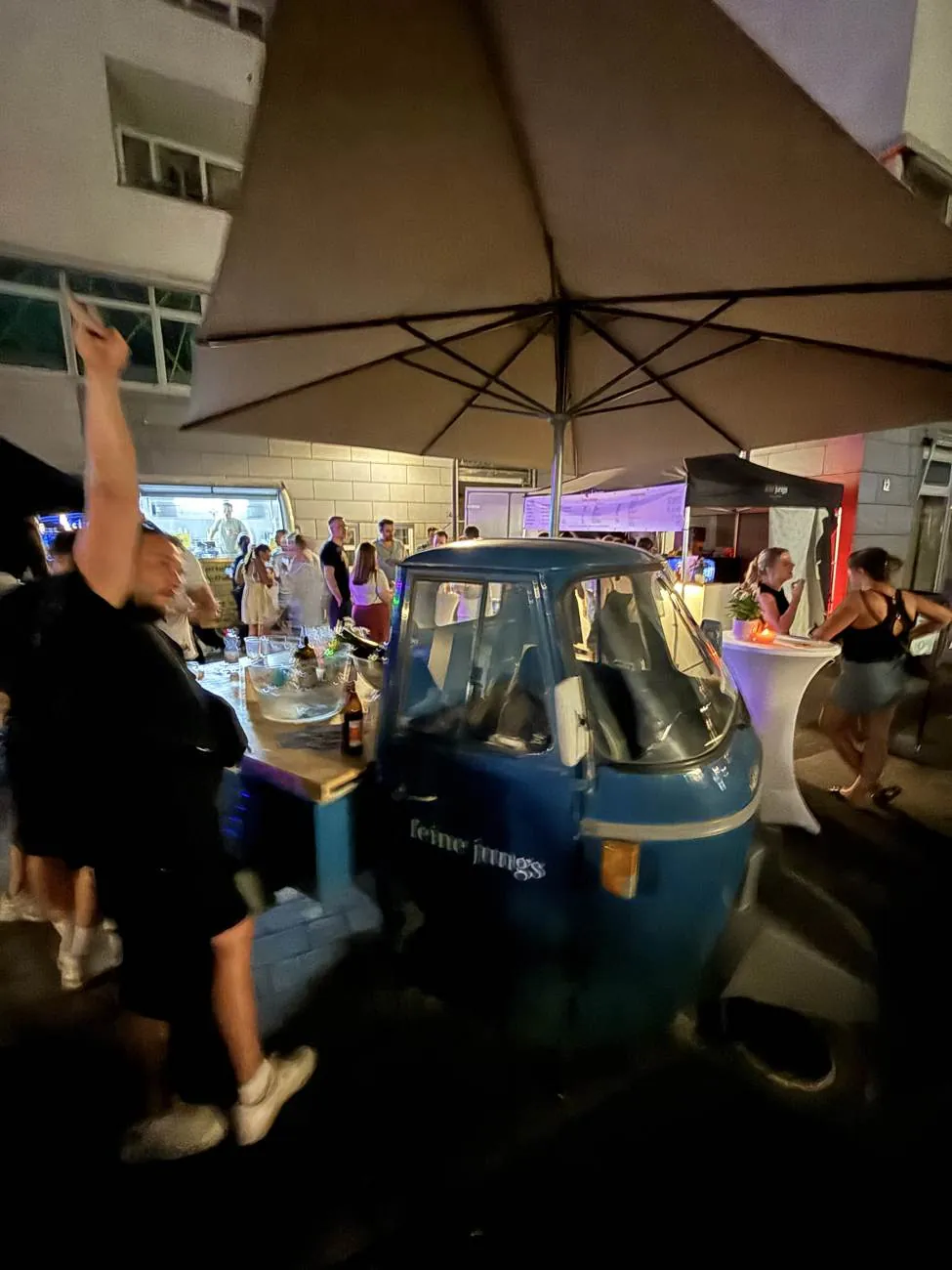 Die Ape abends im Einsatz bei einer Firmenfeier